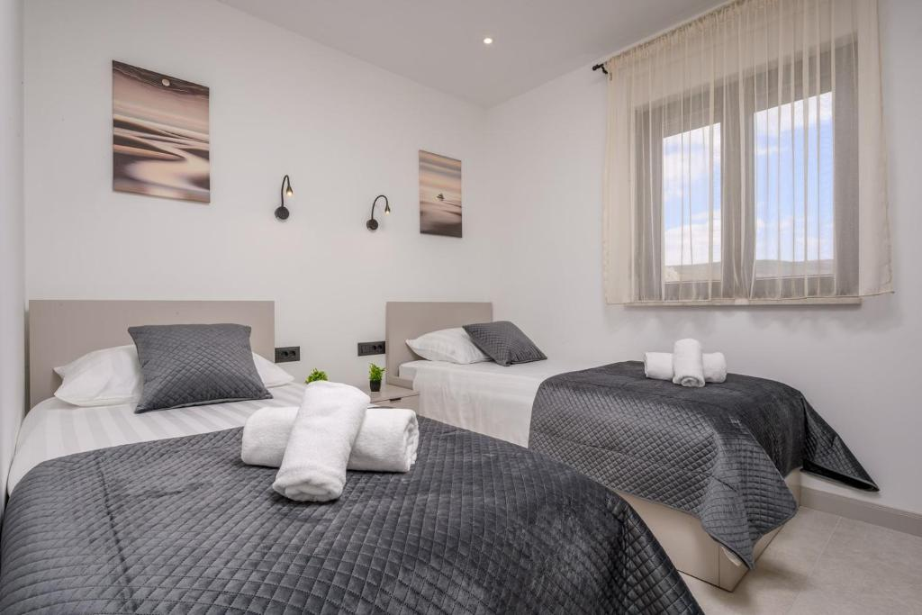 Twin bedroom with valley view