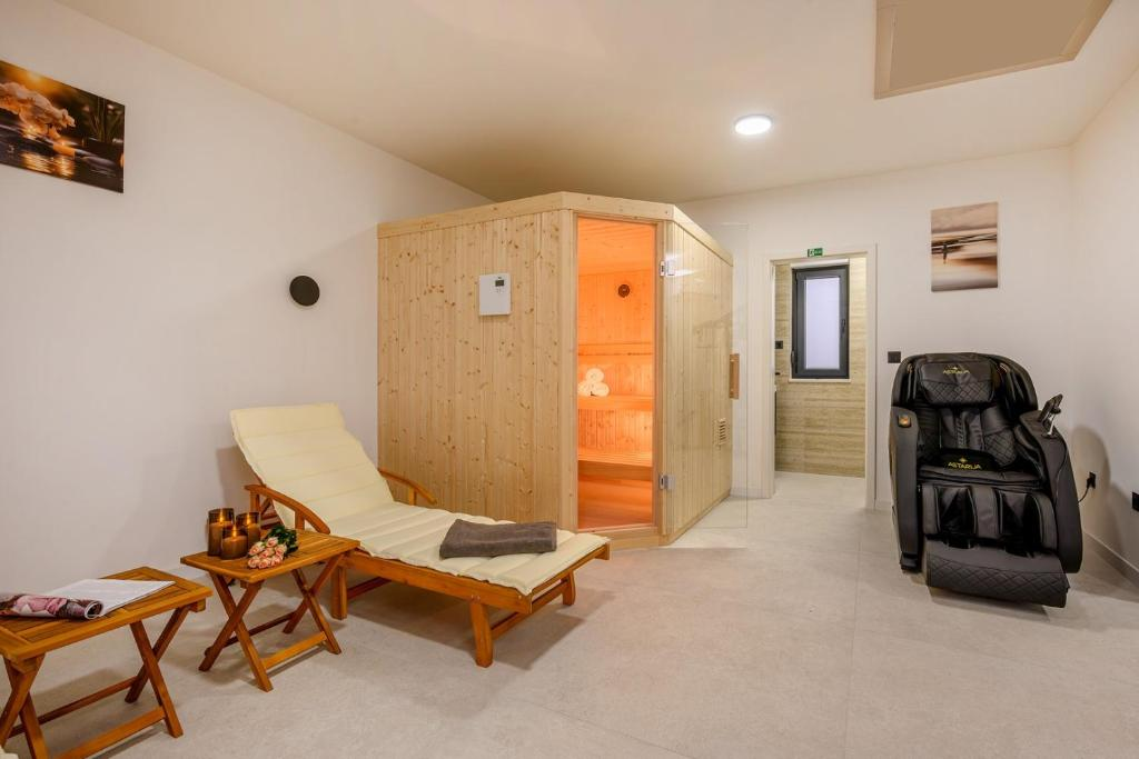 Spa lounge with sauna & massage chair