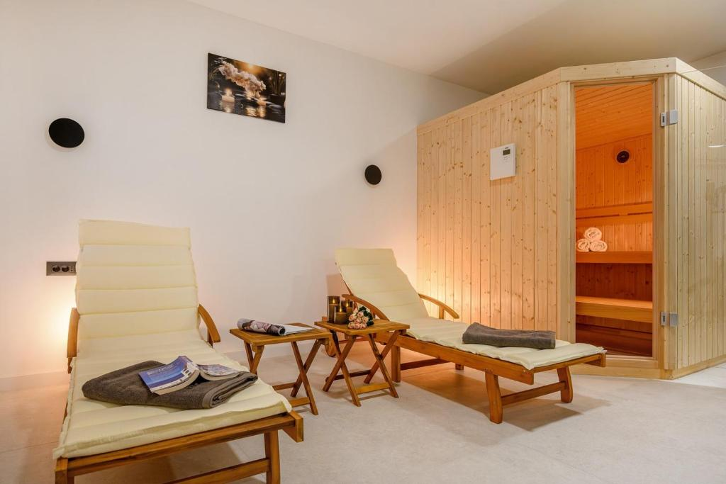 Cedar sauna & relaxation chairs