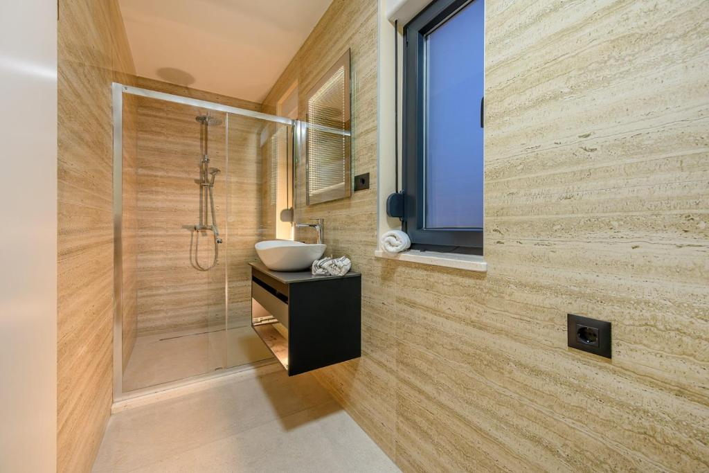 Travertine spa bathroom