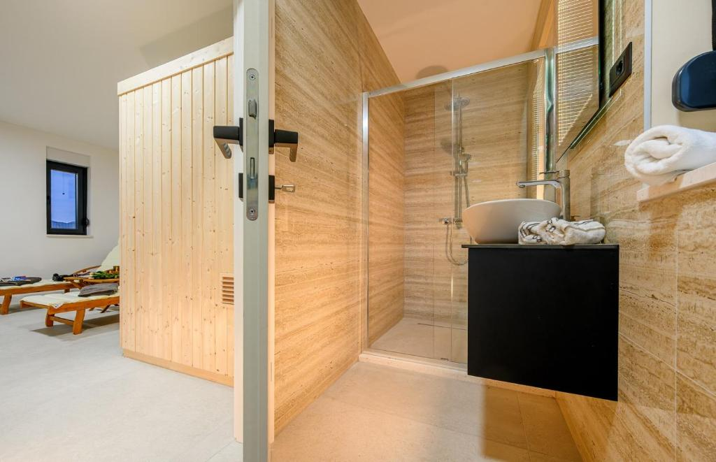 Guest bathroom detail