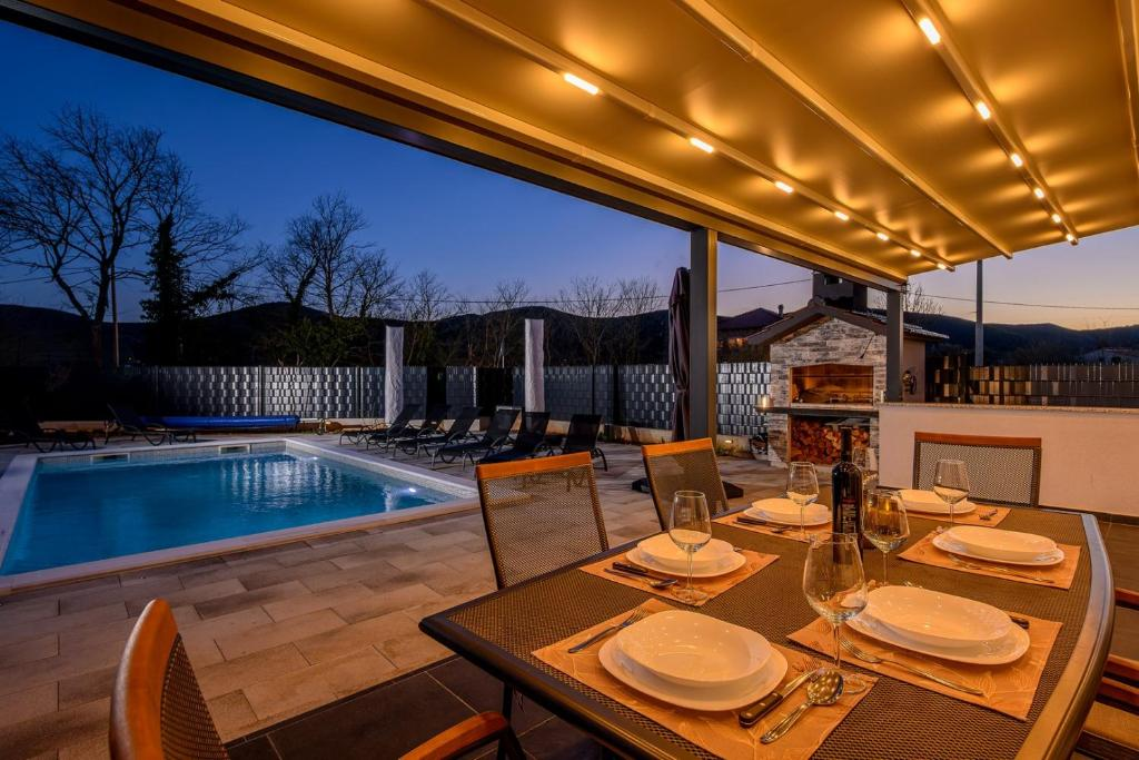 Pergola dining under the stars