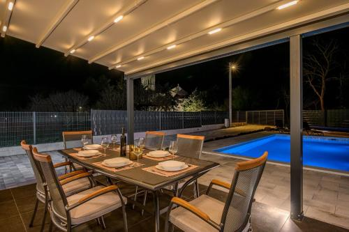Al fresco dining by the pool